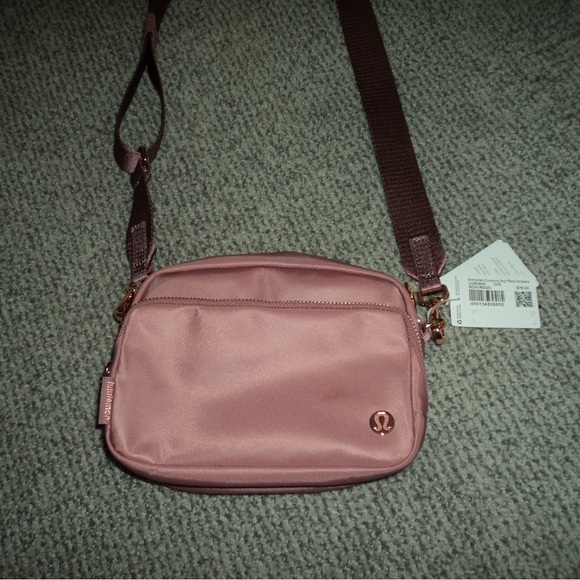 Lululemon Everywhere Crossbody Bag 2L Metal Hardware NWT* - Picture 3 of 6